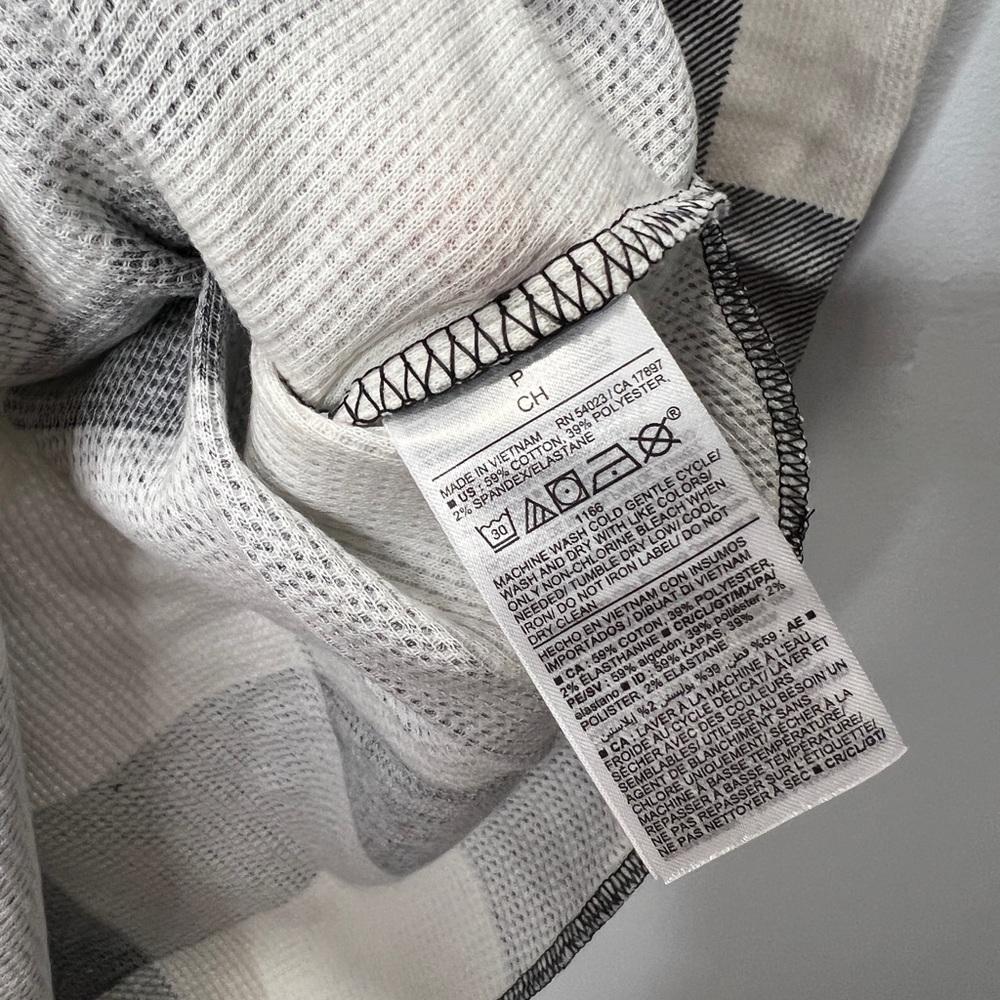 Old navy white black plaid waffle weave thermal long sleeve top nwt - Picture 3 of 3